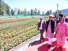 Tulip Garden: जम्मू का पहला ट्यूलिप गार्डन लोगों के लिए खुला, एलजी मनोज सिन्हा ने किया उद्घाटन, तस्वीरें