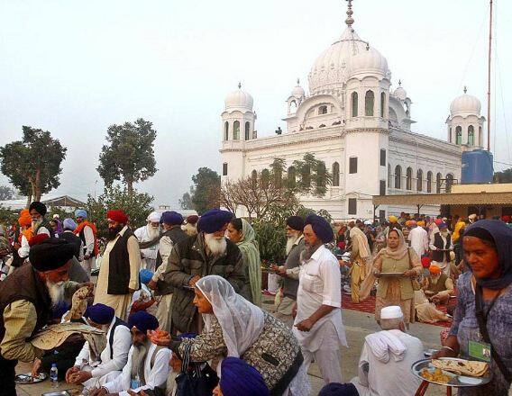 ਪਾਕਿਸਤਾਨ ਦੀ ਵਚਨਬੱਧਤਾ : ਪਾਕਿਸਤਾਨ ਸਰਕਾਰ ਨੇ ਕਿਹਾ ਕਿ ਭਾਰਤ ਤੋਂ ਧਾਰਮਿਕ ਸ਼ਰਧਾਲੂਆਂ ਨੂੰ ਵੀਜ਼ਾ ਜਾਰੀ ਕਰਨਾ ਦੋਵਾਂ ਦੇਸ਼ਾਂ ਵਿਚਾਲੇ ਧਾਰਮਿਕ ਸਥਾਨਾਂ ਦੀ ਯਾਤਰਾ 'ਤੇ ਦੁਵੱਲੇ ਪ੍ਰੋਟੋਕੋਲ ਨੂੰ ਪੂਰੀ ਤਰ੍ਹਾਂ ਲਾਗੂ ਕਰਨ ਦੀ ਪਾਕਿਸਤਾਨ ਦੀ ਵਚਨਬੱਧਤਾ ਦੇ ਅਨੁਸਾਰ ਹੈ। ਪਾਕਿਸਤਾਨ ਦੇ ਇੰਚਾਰਜ ਸਲਮਾਨ ਸ਼ਰੀਫ ਨੇ ਸ਼ਰਧਾਲੂਆਂ ਨੂੰ ਪੂਰੀ ਯਾਤਰਾ ਲਈ ਸ਼ੁਭਕਾਮਨਾਵਾਂ ਦਿੱਤੀਆਂ।