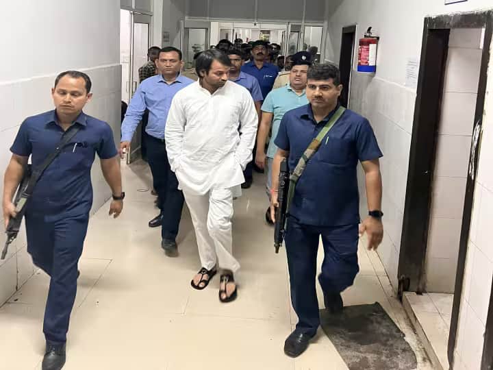 Bihar Minister Tej Pratap Yadav Misbehavior Varanasi Arcadia Hotel taken out Luggage ANN Varanasi News: वाराणसी में तेज प्रताप यादव के साथ होटल में बदसलूकी, आधी रात सामान सहित निकाला बाहर