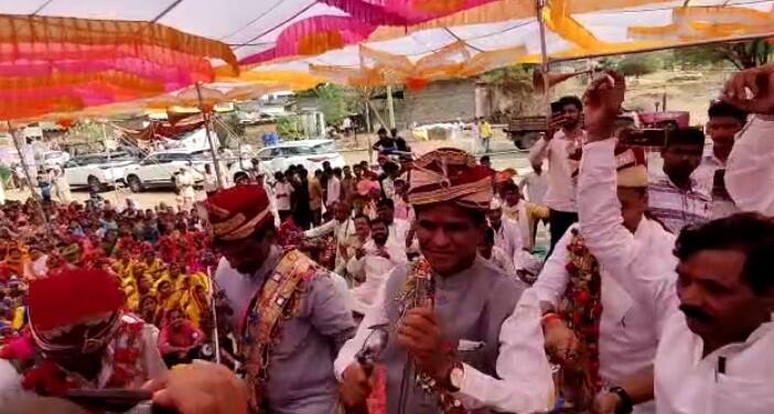 यावेळी दोन्ही नेत्यांनी बंजारा गाण्यावर ठेका धरत नृत्य केलं. तसेच लेझीमचा देखील आनंद घेतला.