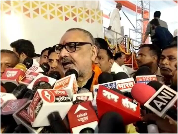 UP News: मंत्री गिरिराज सिंह के बयान पर छिड़ा सियासी संग्राम, सपा-कांग्रेस के नेताओं ने किया पलटवार Union Minister Giriraj Singh Muzaffarnagar Row Samajwadi Party BSP Congress attacking bjp this statement ann UP News: मंत्री गिरिराज सिंह के बयान पर छिड़ा सियासी संग्राम, सपा-कांग्रेस के नेताओं ने किया पलटवार