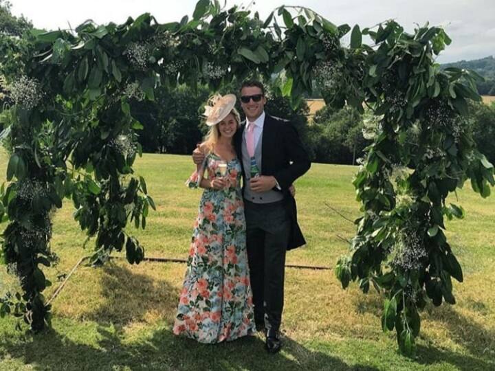 जोस बटलर की पत्नी का नाम लुईस है. लुईस और जोस बचपन से ही काफी करीब रहे हैं. यह दोनों एक वक्त बेहद अच्छे दोस्त हुआ करते थे. धीरे-धीरे यह दोस्ती प्यार में तब्दील हो गई.