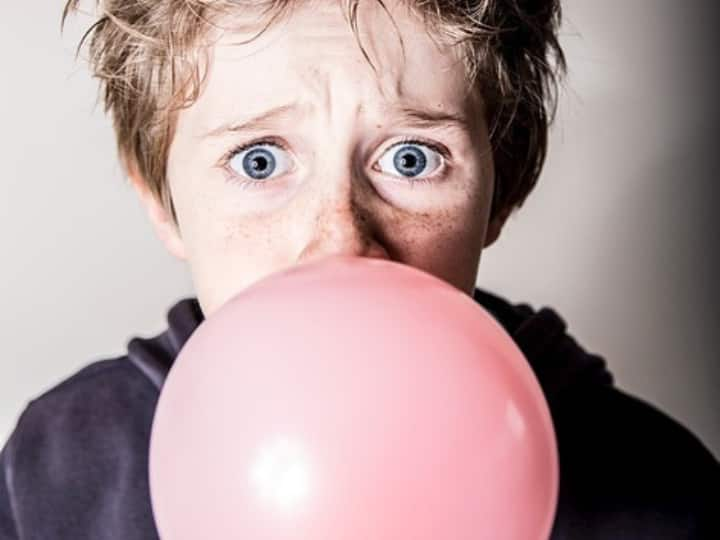 Are chewing gum and bubble gum different Know why bubble gum is pink in colour क्या च्यूइंग गम और बबल गम दोनों अलग-अलग होते हैं? क्यों बबल गम गुलाबी रंग के ही होते हैं?