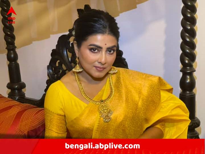 গার্গী বলছেন, 'মানুষ নিজের সঙ্গে মেলাতে পারবেন, নায়ক নায়িকার মধ্যে নিজেকে খুঁজে পাবেন, সেটাই এখনকার ছবির দস্তুর। করোনা পরিস্থিতির পরে আরও বেশি করে ওটিটি প্ল্যাটফর্ম জনপ্রিয় হয়েছে। ছবিতে যে সমস্ত অভিনেতা অভিনেত্রীরা তেমন সুযোগ পাননি, তাঁরা ওটিটির হাত ধরে একেবারে মানুষের ঘরে ঢুকে পড়ছেন।'