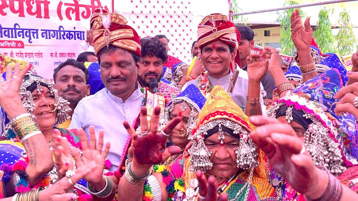 यावेळी रावसाहेब दानवे आणि अंबादास दानवे यांनी देखील सहभाग नोंदवत बंजारा होळी गीत स्पर्धा व नृत्य स्पर्धेत भाग घेतला.