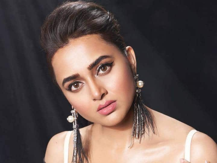 Tejasswi Prakash Photos: टीवी एक्ट्रेस तेजस्वी प्रकाश ने सोशल मीडिया पर अपनी ग्लैमरस तस्वीरें शेयर की. पोस्ट में लोगों का ध्यान तेजस्वी के कैप्शन पर गया, जिसमें वह जज करने वालों से सवाल करती दिखीं.