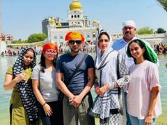 Sara Ali Khan Photos: शूटिंग से फुर्सत के पल निकालकर दिल्ली की सैर करती दिखीं सारा, एक्ट्रेस की सादगी पर अटका फैंस का दिल