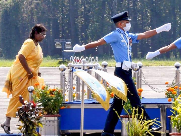 मुर्मू पूर्व राष्ट्रपति एपीजे अब्दुल कलाम और प्रतिभा पाटिल के बाद किसी लड़ाकू विमान में उड़ान भरने वाली तीसरी भारतीय राष्ट्रपति हैं. हालांकि, उनके पूर्ववर्तियों ने पुणे वायुसेना अड्डे से उड़ान भरी थी.