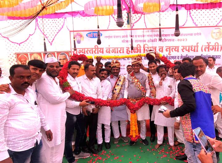 सोबतच छत्रपती संभाजीनगर जिल्ह्यातील बंजारा समाजातील अनेक नागरीक या कार्यक्रमात सहभागी होताना पाहायला मिळाले.