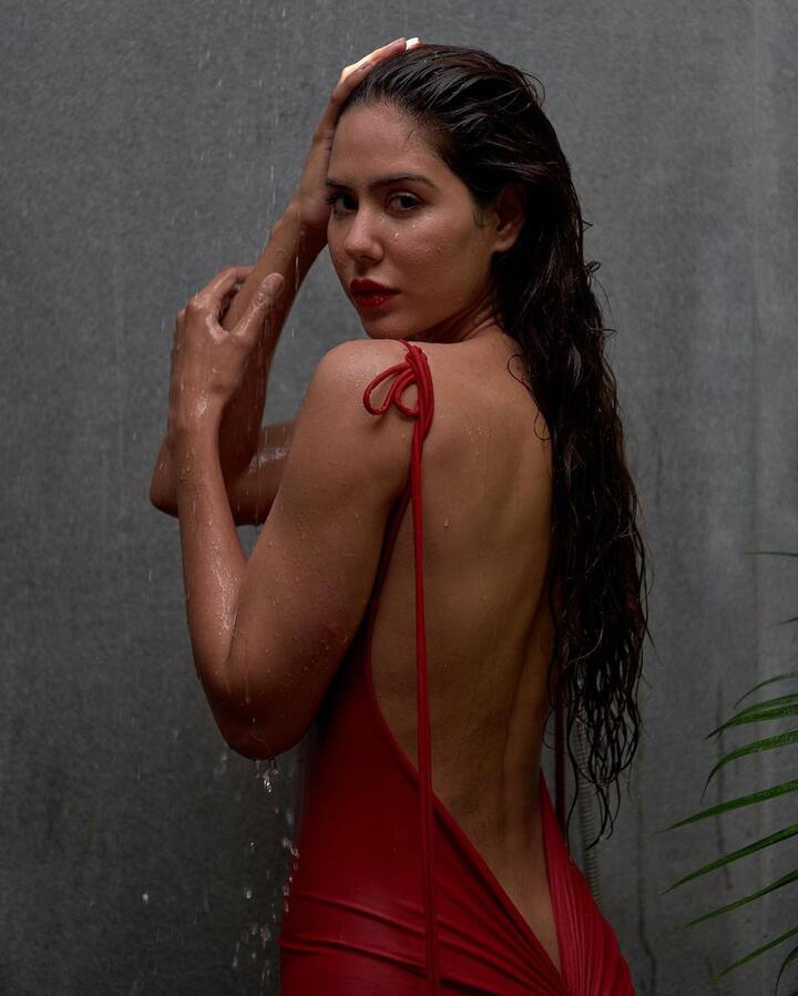 दिशा पाटनी ने फोटोज पर कमेंट करते हुए लिखा, स्मोकिंग. इसके साथ ही फायर इमोजी भी बनाई है.
