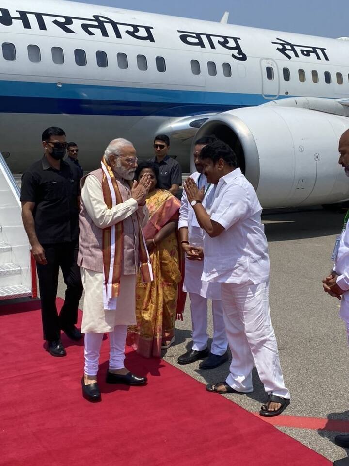 తెలంగాణ ప్రభుత్వం తరఫున ప్రధానిని మంత్రి తలసాని ఆహ్వానించారు.
