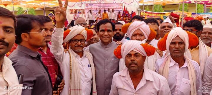 यावेळी बंजारा समाजातील वेगवेगळ्या क्षेत्रात मोठ्या पदावर असलेल्या अनेकांनी हजेरी लावत, कार्यक्रमात सहभाग नोंदवला.