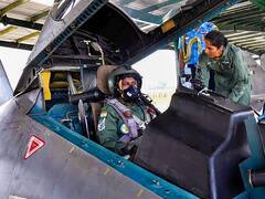 President in Sukhoi: राष्ट्रपति द्रौपदी मुर्मू ने सुखोई-30 लड़ाकू विमान में उड़ान भरी, देखें तस्वीरें