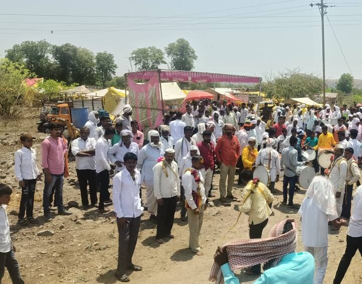 या मिरवणुकीचे सगळ्यात आकर्षण म्हणजे यावेळी माठामध्ये ठेवलेल्या आंबील आणि घुगऱ्या डोक्यावर घेऊन भाविक या मिरवणुकीमध्ये सहभागी झालेले असतात.