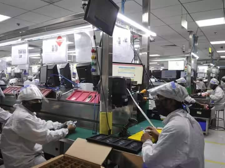 Backed By Govt's PLI Scheme, 1,50,000 New Jobs In Phone Manufacturing Expected This Fiscal: Report સરકારની PLI સ્કીમ દ્રારા આ વર્ષે ફોન મેન્યુફેક્ચરિંગ ફિલ્ડમાં  1,50,000 નવી નોકરીઓની ઉજળી તક: રિપોર્ટ