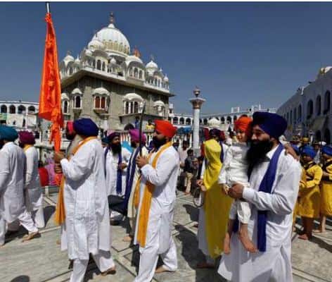 ਭਾਰਤ ਤੋਂ ਸਿੱਖ ਅਤੇ ਹਿੰਦੂ ਸ਼ਰਧਾਲੂ ਹਰ ਸਾਲ ਦੁਵੱਲੇ ਪ੍ਰੋਟੋਕੋਲ ਤਹਿਤ ਪਾਕਿਸਤਾਨ ਜਾਂਦੇ ਹਨ। ਪਾਕਿਸਤਾਨੀ ਸ਼ਰਧਾਲੂ ਵੀ ਹਰ ਸਾਲ ਪ੍ਰੋਟੋਕੋਲ ਤਹਿਤ ਭਾਰਤ ਆਉਂਦੇ ਹਨ।