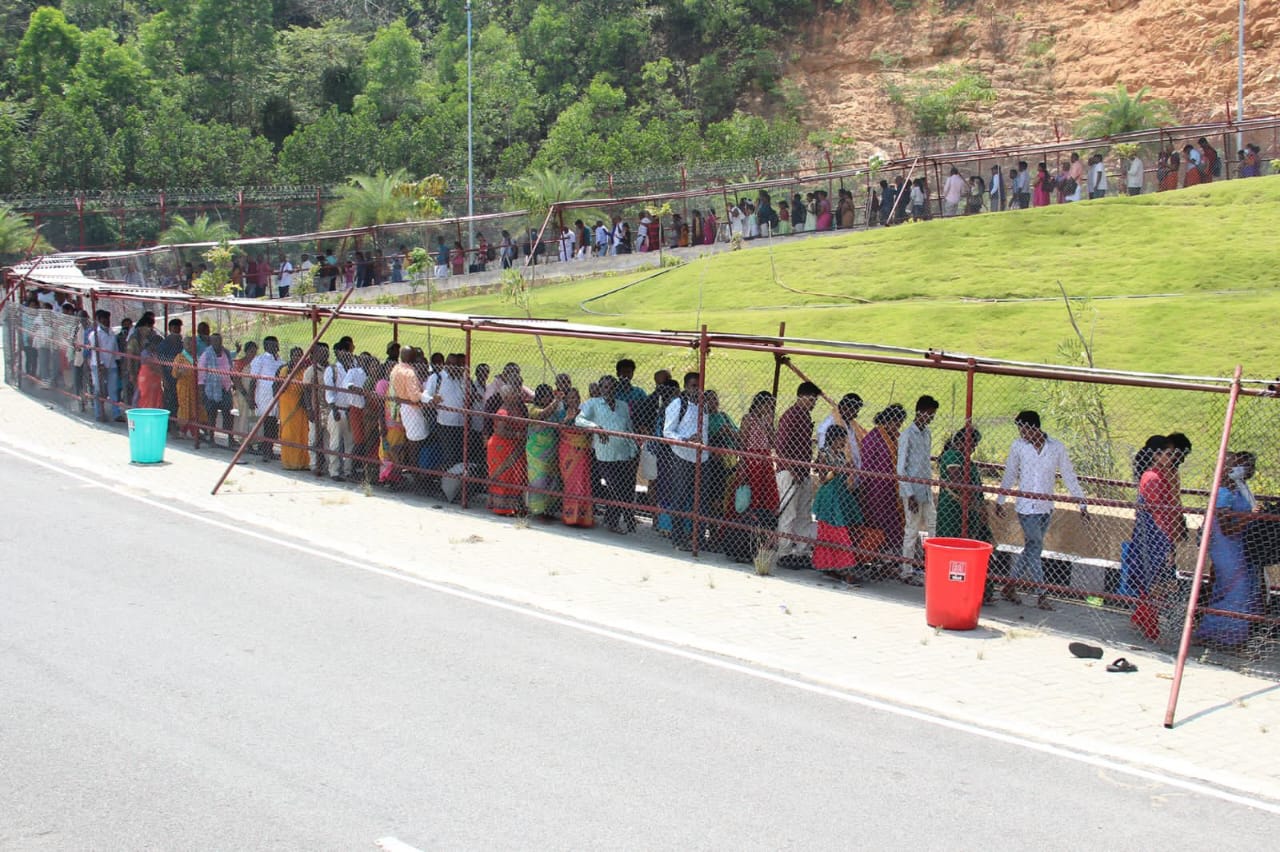 Tirumala Heavy Rush : తిరుమలలో పోటెత్తిన భక్తజనం, సర్వదర్శనానికి 30 గంటలు- టోకెన్లు ఉంటేనే కొండకు రావాలని టీటీడీ విజ్ఞప్తి