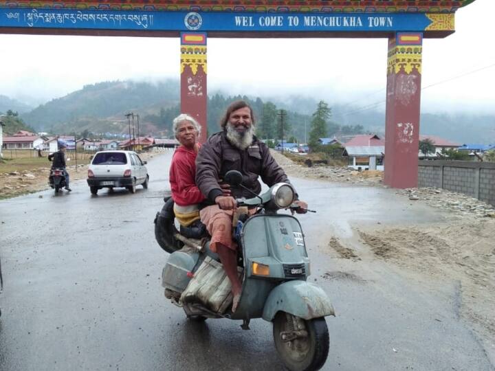 Shravan Kumar of kalyug Karnataka resident Dakshinmurthy Krishna Kumar is on tour with his mother on scooter कर्नाटक के दक्षिणमूर्ति बने कलयुग के 'श्रवण कुमार', मां को स्कूटर से करा चुके हैं 66 हजार किलोमीटर की यात्रा