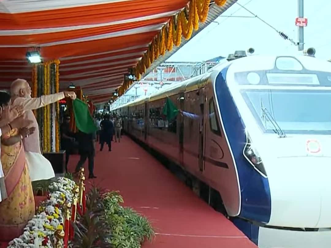 Narendra Modi In Telangana: PM Flags Off Secunderabad-Tirupati Vande Bharat Express — WATCH Narendra Modi In Telangana: PM Flags Off Secunderabad-Tirupati Vande Bharat Express — WATCH