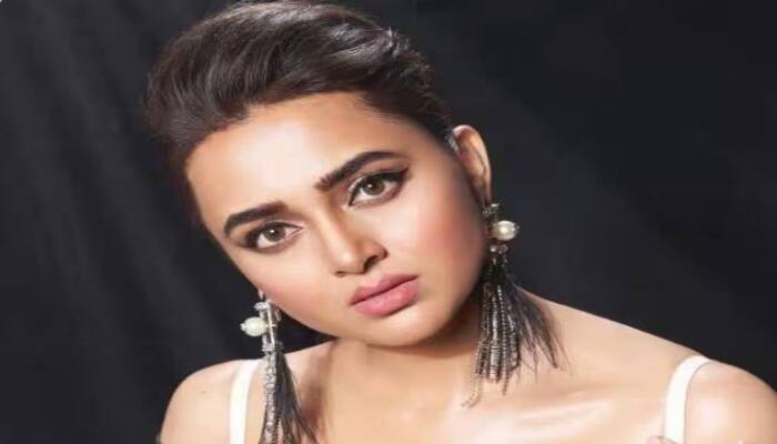 Tejasswi Prakash Photos : ਟੀਵੀ ਅਦਾਕਾਰਾ ਤੇਜਸਵੀ ਪ੍ਰਕਾਸ਼ ਨੇ ਸੋਸ਼ਲ ਮੀਡੀਆ 'ਤੇ ਆਪਣੀਆਂ ਗਲੈਮਰਸ ਤਸਵੀਰਾਂ ਸ਼ੇਅਰ ਕੀਤੀਆਂ ਹਨ। ਪੋਸਟ 'ਚ ਲੋਕਾਂ ਦਾ ਧਿਆਨ ਤੇਜਸਵੀ ਦੇ ਕੈਪਸ਼ਨ 'ਤੇ ਗਿਆ