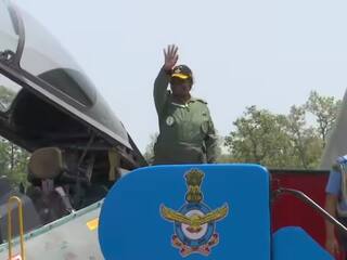 President in Sukhoi:  પાટલટના ડ્રેસમાં રાષ્ટ્રપતિ દ્રોપદી મુર્મૂએ ભરી ઉડાન, જુઓ વીડિયો