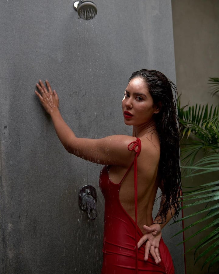 सोनम बाजवा ने इंस्टाग्राम हैंडल पर अपनी सबसे ज्यादा हॉट फोटोज की झलक दिखाई है.