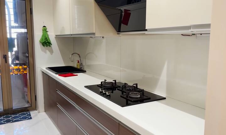 कॉमेडी क्वीन भारती सिंह ग्लैमर वर्ल्ड से ताल्लुक रखती हैं. लेकिन बेहद सिंपल तरीके से जीना पसंद करती हैं. ये देखें भारती सिंह का सिंपल एंड स्वीट किचन.