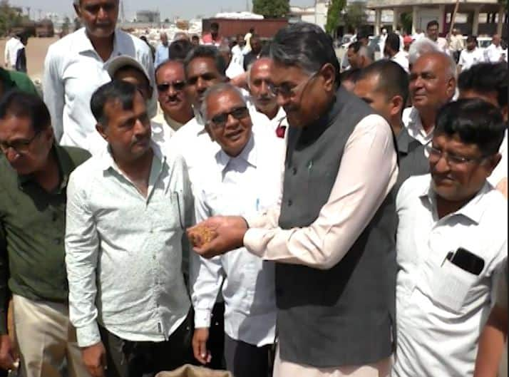 Agriculture Minister Raghavji Patel interacted with farmers Jamnagar: કૃષિ મંત્રી રાઘવજી પટેલે ખેડૂતો સાથે સંવાદ  કર્યો, જમીન રિ-સર્વે અંગે જાણો શું કહ્યું ?