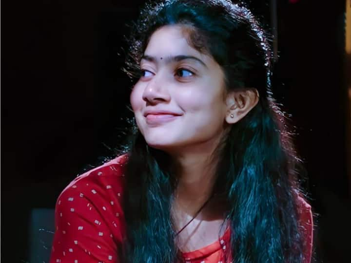 Sai Pallavi: साउथ सिनेमा की फेमस एक्ट्रेस साई पल्लवी अपने काम के साथ बेबाक अंदाज को लेकर भी सुर्खियों में रहती हैं. आज हम आपको एक्ट्रेस का वो किस्सा बता रहे हैं जब उन्हें घरवालों से मार खानी पड़ी थी.