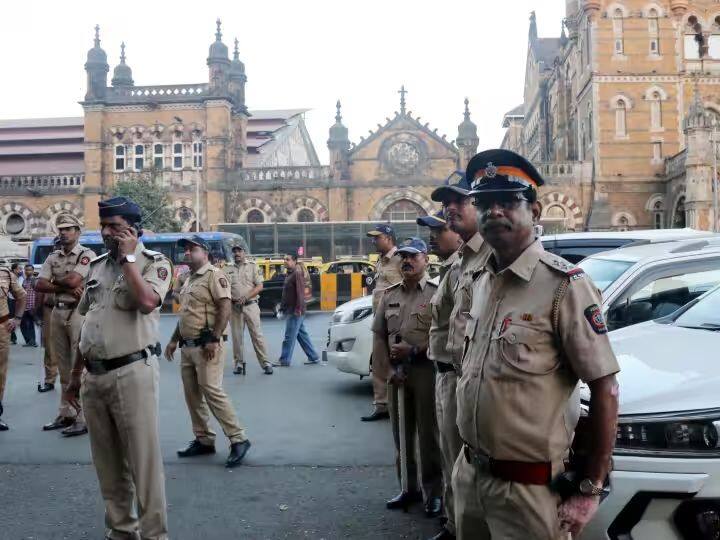 Mumbai Police Control Room received Anonymous call on 26 November  young man was taken into custody by the police detail Marathi News  Mumbai News : 26/11 ला मुंबई पोलिसांच्या नियंत्रण कक्षाला निनावी कॉल, तरुणाला पोलिसांनी घेतलं ताब्यात 