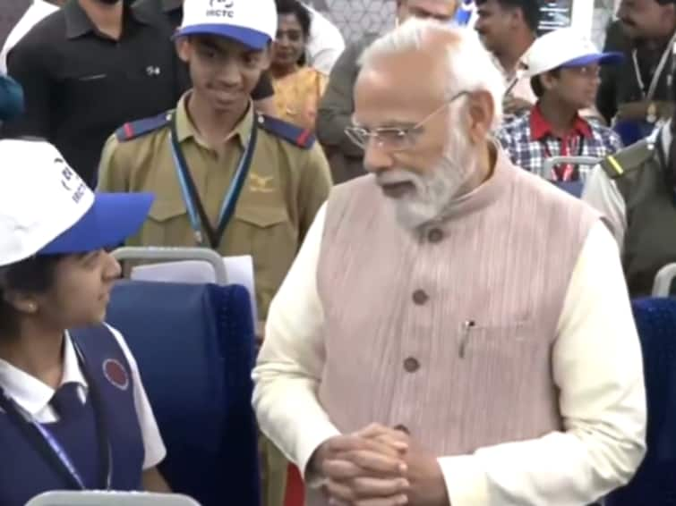 Prime Minister Narendra Modi Inspects Secunderabad-Tirupati Vande Bharat Express Interacts With School Children WATCH