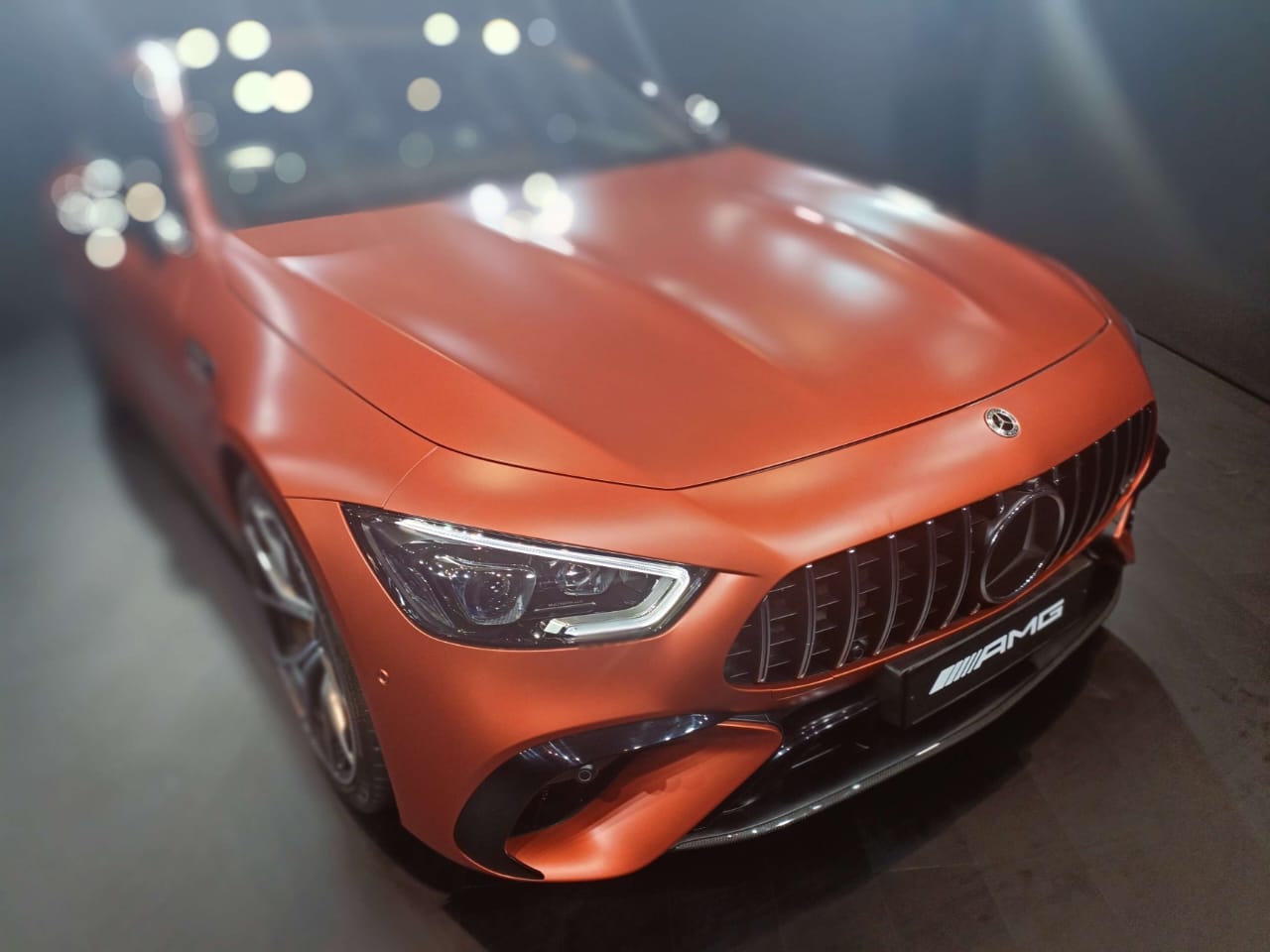 Mercedes Benz AMG GT 63 SE: देखिए मर्सिडीज बेंज एएमजी जीटी63 एसई का परफार्मेंस रिव्यू, शानदार लुक के साथ मिलता है पावरफुल इंजन 