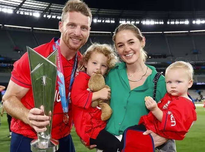 Jos Buttler's Love Story: ਸੀਮਤ ਓਵਰਾਂ ਦੀ ਕ੍ਰਿਕਟ ਵਿੱਚ ਇੰਗਲੈਂਡ ਦੇ ਕਪਤਾਨ ਅਤੇ ਰਾਜਸਥਾਨ ਰਾਇਲਜ਼ ਦੇ ਬੱਲੇਬਾਜ਼ ਜੋਸ ਬਟਲਰ ਨੇ ਆਪਣੇ ਬਚਪਨ ਦੇ ਦੋਸਤ ਨਾਲ ਵਿਆਹ ਕਰਵਾ ਲਿਆ ਹੈ।