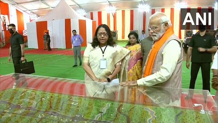 నమూనాను పరిశీలించి శంకుస్థాపన చేసేందుకు వెళ్లిన మోదీ