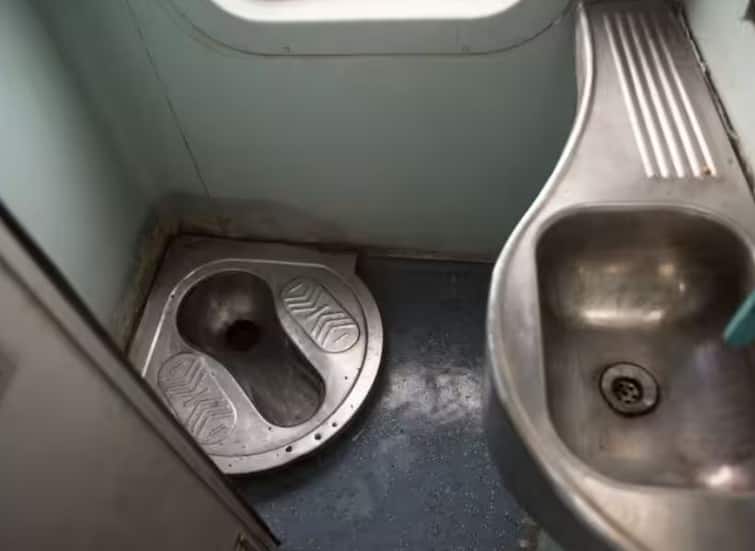 Indian railway news because of this person toilets were made in Indian trains Indian Railway: ਇਸ ਸ਼ਖਸ ਕਾਰਨ ਟਰੇਨਾਂ 'ਚ ਬਣੇ ਪਖਾਨੇ, 56 ਸਾਲਾਂ ਤੋਂ ਬਿਨਾਂ ਟਾਇਲਟ ਦੇ ਪਟੜੀਆਂ 'ਤੇ ਚੱਲੀ ਟਰੇਨ