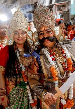 In Pics: जोधपुर के बेंतमार घिंगा गवार मेले की अनोखी परंपरा, पुरुषों पर लाठियां बरसाती हैं महिलाएं, देखें फोटो