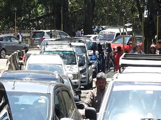 தொடர் விடுமுறை எதிரொலி: கொடைக்கானலில் குவியும் சுற்றுலாப் பயணிகள்... போக்குவரத்து கடும் பாதிப்பு..!