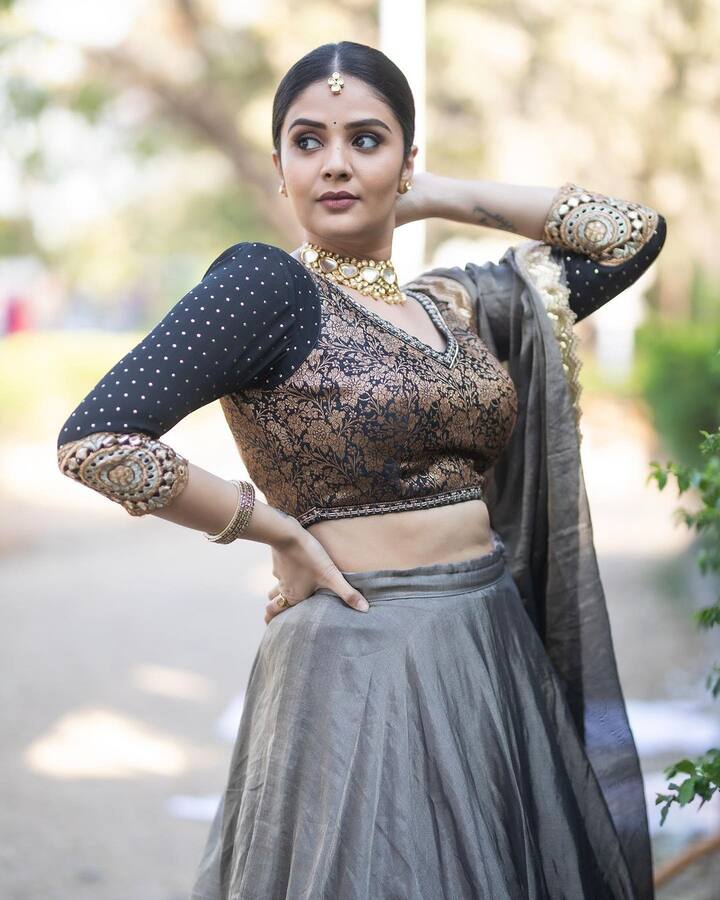 తాజాగా ఈ ముద్దుగుమ్మ పోస్టు చేసి ఫోటోలు నెటిజన్లు తెగ ఆకట్టుకుంటున్నాయి. Photo Credit: Sreemukhi /Instagram