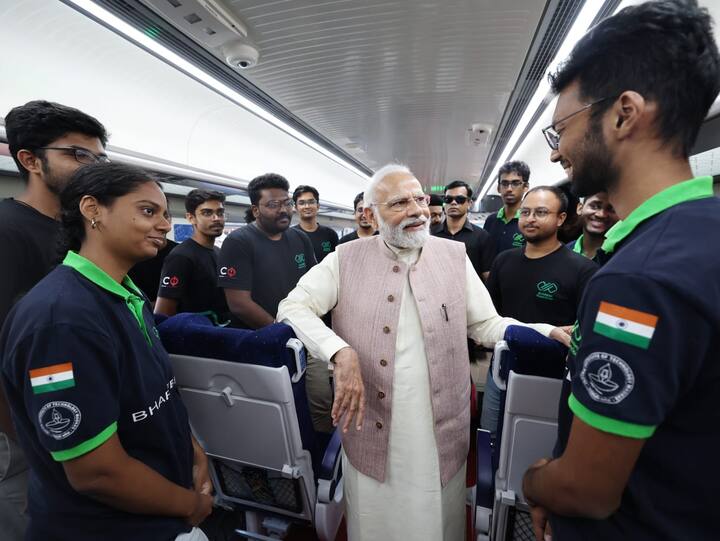 வந்தே பாரத் ரயில் சேவையை துவங்கி வைத்தவுடன், பிரதமர் மோடி ரயில் பயணிகளுடன் கலந்துரையாடினார்.