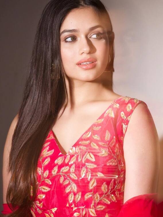 रेड सूट में दिखा जन्नत जुबैर का नूर