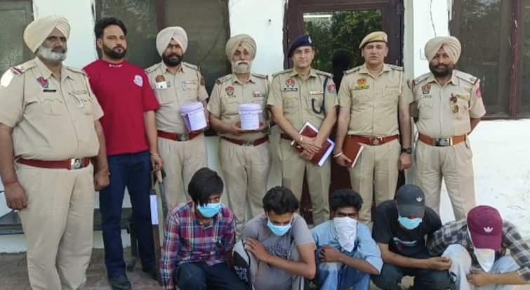 Drug addicts committed dozens of robberies with toy pistols finally the police stopped them ਨਸ਼ੇੜੀਆਂ ਨੇ ਖਿਡੌਣਾ ਪਿਸਤੌਲਾਂ ਨਾਲ ਹੀ ਕੀਤੀਆਂ ਦਰਜਨਾਂ ਲੁੱਟਾਂ-ਖੋਹਾਂ, ਆਖਰ ਆਏ ਪੁਲਿਸ ਅੜਿੱਕ