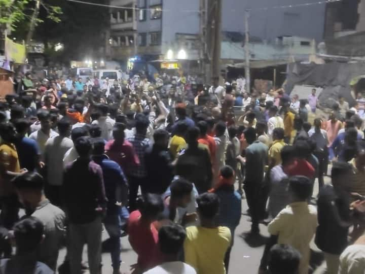 Jamshedpur Violence over tying meat religious flag Hindu organization protested and demanded action Jamshedpur Violence: धार्मिक झंडे में मांस का टुकड़ा बांधने को लेकर बवाल, हिंदू संगठन ने प्रदर्शन कर की कार्रवाई की मांग