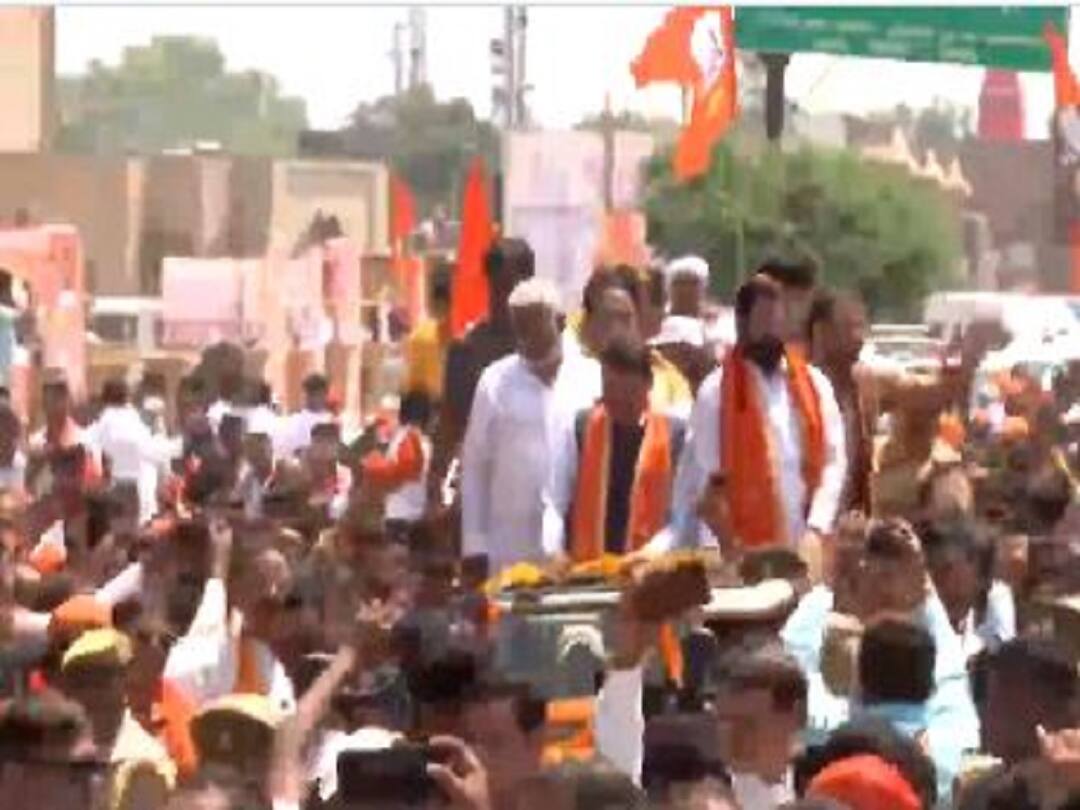 CM Eknath Shinde and DCM Devendra Fadnavis were welcomed in Ayodhya  CM Eknath Shinde : अयोध्येत मुख्यमंत्र्यांसह उपमुख्यमंत्र्यांचं जल्लोषात स्वागत, शक्तिप्रदर्शन करत रॅलीला सुरुवात   