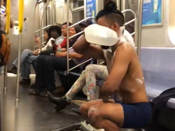 US New York subway train inside man take bath stripped video goes viral New York subway Video: नहाने के लिए नहीं मिली जगह तो मेट्रो में उतारे कपड़े, करने लगा ये काम, वीडियो वायरल