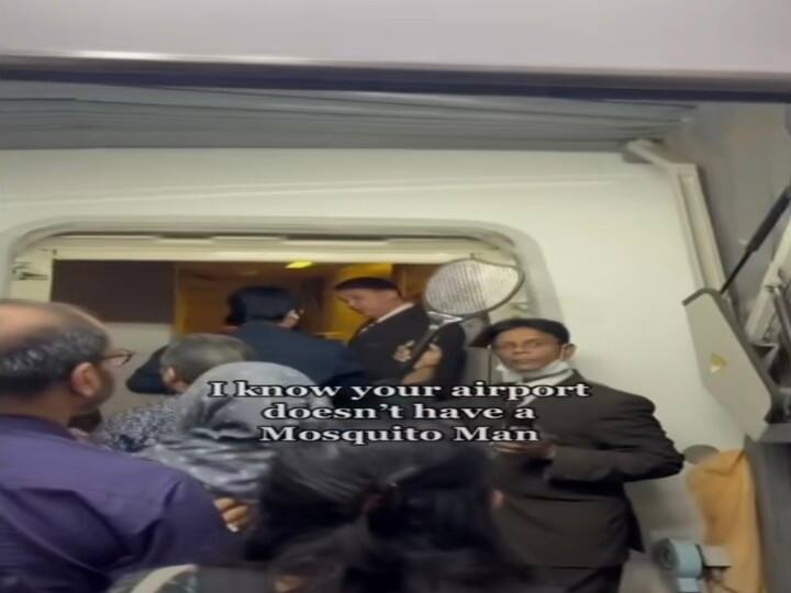 Viral video from Dhaka airport flight attendant kill mosquito with the mosquito bat स्पाइडर मैन के बाद अब आ गया मॉस्किटो मैन, इस तरह लोगों को मच्छरों से बचाता आया नजर