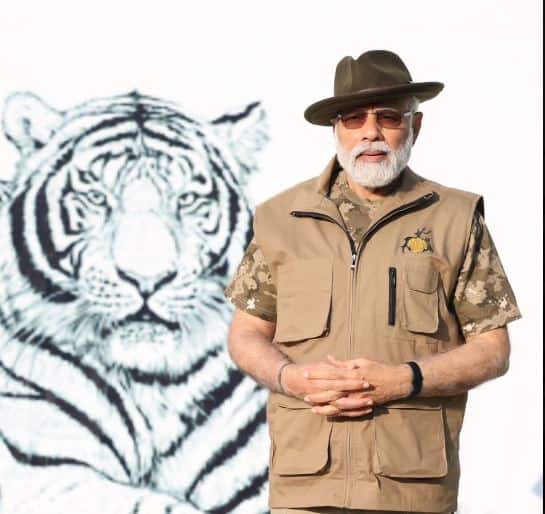 पंतप्रधान नरेंद्र मोदी यांचा एक फोटो सध्या व्हायरल होत आहे. यामध्ये त्यांनी जंगल सफारीसाठी खास लूक केला आहे