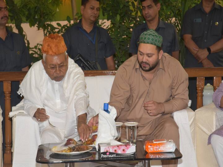 RJD Iftar Party CM Nitish Kumar and Lalan Singh reached Rabri Devi residence to attend RJD Iftar party RJD Iftar Party: राबड़ी आवास पर महागठबंधन के नेताओं का जुटान, इफ्तार पार्टी में शामिल होने के लिए CM नीतीश भी पहुंचे