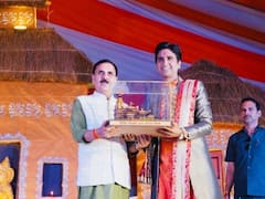 योगी सरकार के मंत्री नंद गोपाल गुप्ता नंदी के साथ दिखे कवि कुमार विश्वास, खास अंदाज में चर्चा करते आए नजर