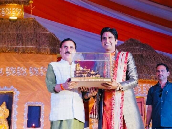 मंत्री नंद गोपाल गुप्ता नंदी ने कुमार विश्वास के साथ तस्वीर खुद अपने सोशल मीडिया अकाउंट पर शेयर की है.