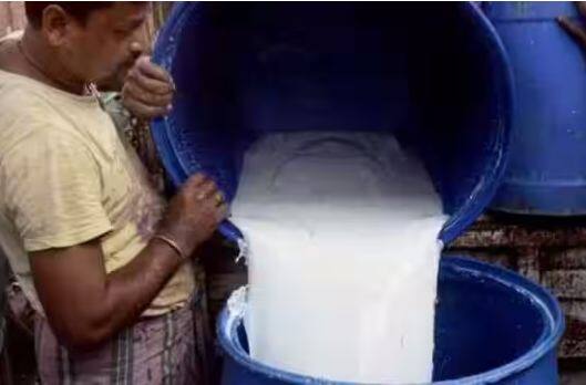 ਦੁੱਧ ਦੀਆਂ ਕੀਮਤਾਂ ਸਥਿਰ ਕਿਉਂ ਰਹਿ ਸਕਦੀਆਂ ਹਨ- ਉਦਯੋਗ ਦੇ ਮਾਹਰਾਂ ਨੇ ਕਿਹਾ ਕਿ ਪਿਛਲੇ ਇੱਕ ਸਾਲ ਵਿੱਚ ਲਗਭਗ ਸਥਿਰ ਦੁੱਧ ਦੇ ਉਤਪਾਦਨ ਦੇ ਵਿਚਕਾਰ ਡੇਅਰੀ ਉਤਪਾਦਾਂ ਦੀ ਮੰਗ ਵਿੱਚ ਤੇਜ਼ੀ ਨਾਲ ਵਾਧੇ ਕਾਰਨ ਸਪਲਾਈ ਦੀ ਸਥਿਤੀ ਵਿੱਚ ਭਾਰੀ ਵਾਧਾ ਹੋਇਆ ਹੈ ਅਤੇ ਕੀਮਤਾਂ ਵਿੱਚ ਵਾਧਾ ਹੋਇਆ ਹੈ। ਸਾਲ 2021-22 ਵਿੱਚ ਭਾਰਤ ਦਾ ਦੁੱਧ ਉਤਪਾਦਨ 221 ਮਿਲੀਅਨ ਟਨ ਸੀ, ਜੋ ਪਿਛਲੇ ਸਾਲ ਦੇ 208 ਮਿਲੀਅਨ ਟਨ ਨਾਲੋਂ 6.25 ਪ੍ਰਤੀਸ਼ਤ ਵੱਧ ਸੀ। ਹਾਲਾਂਕਿ, 2022-23 ਵਿੱਚ ਉਤਪਾਦਨ ਸਥਿਰ ਰਹਿਣ ਜਾਂ ਵਧਣ ਦੀ ਉਮੀਦ ਹੈ। ਇਸ ਦਾ ਮਤਲਬ ਹੈ ਕਿ ਲੋਕਾਂ ਨੂੰ ਗਰਮੀਆਂ ਦੌਰਾਨ ਦੁੱਧ ਦੀਆਂ ਕੀਮਤਾਂ 'ਚ ਰਾਹਤ ਮਿਲਣ ਦੀ ਕੋਈ ਸੰਭਾਵਨਾ ਨਜ਼ਰ ਨਹੀਂ ਆ ਰਹੀ ਹੈ।